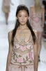 渡辺謙の娘、杏がファッションショーでおっぱい透けてる でもこれがプロのモデルだから